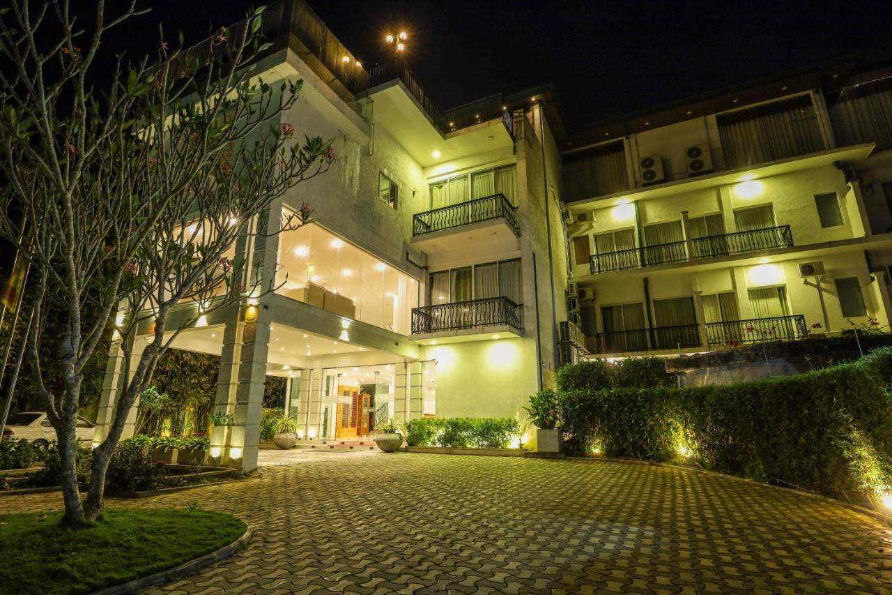 Hotel Ganthera Канди Екстериор снимка