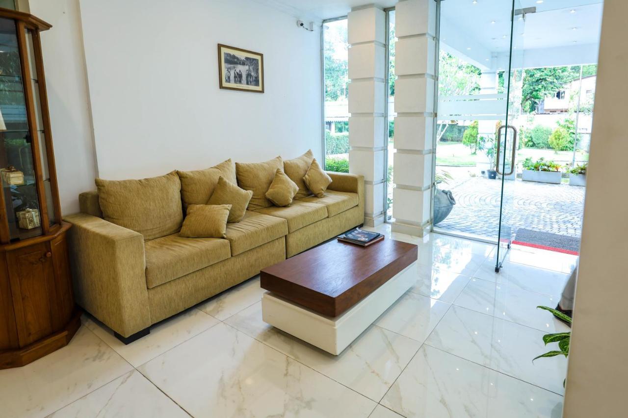 Hotel Ganthera Канди Екстериор снимка