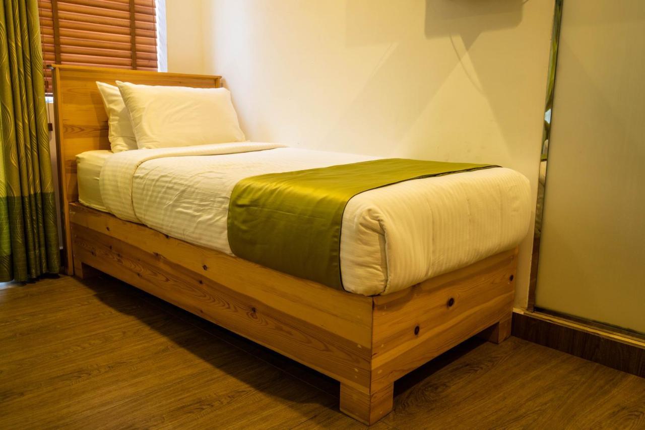 Hotel Ganthera Канди Екстериор снимка