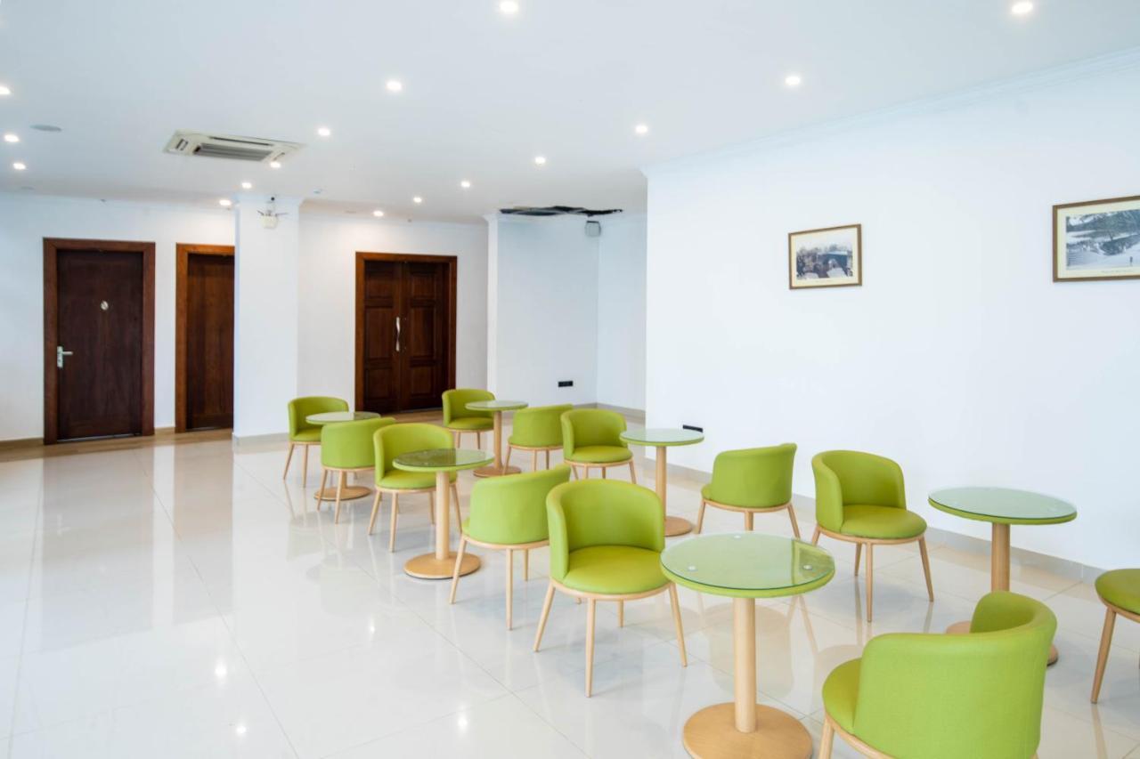 Hotel Ganthera Канди Екстериор снимка