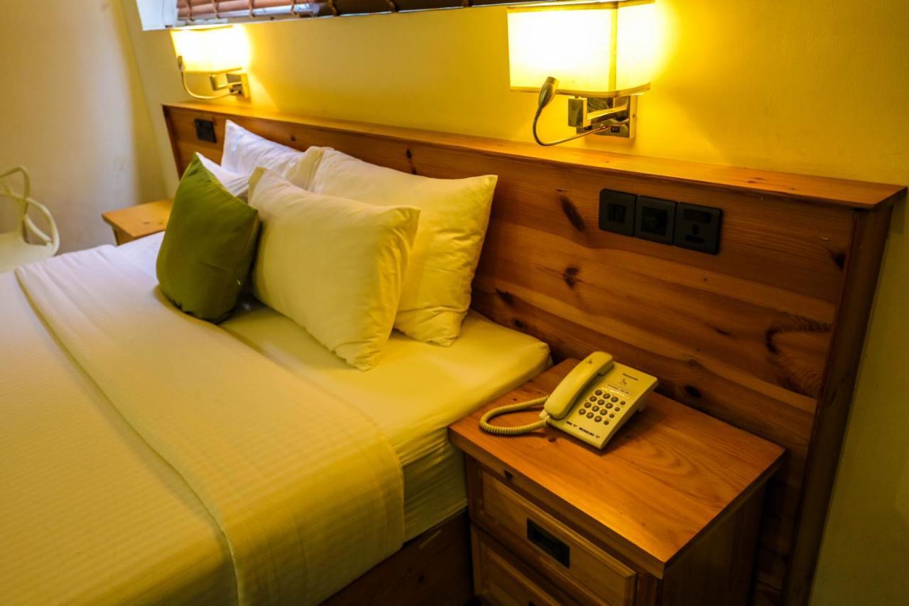Hotel Ganthera Канди Екстериор снимка