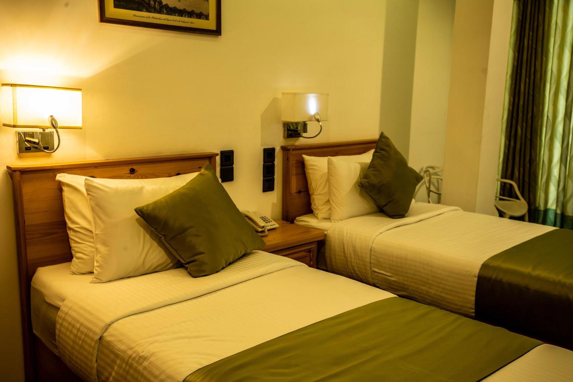 Hotel Ganthera Канди Екстериор снимка